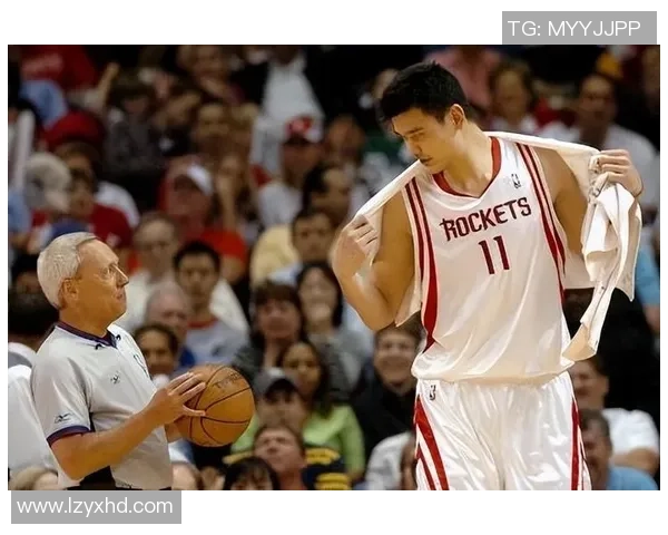 姚明在对阵小牛时的经典扣篮瞬间回顾与精彩分析