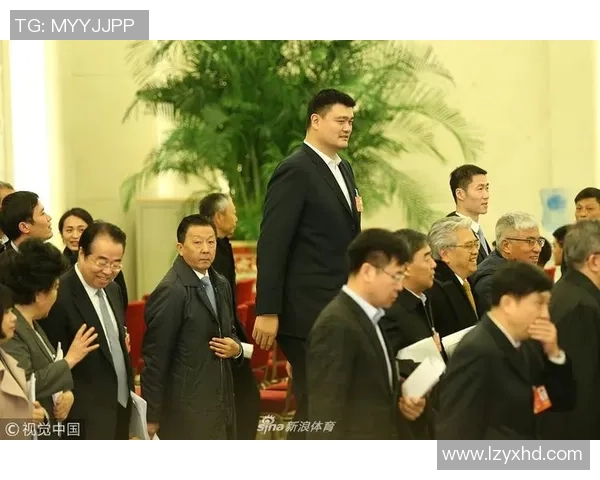 姚明出席重要会议与各界人士合影留念展现体育精神与合作魅力