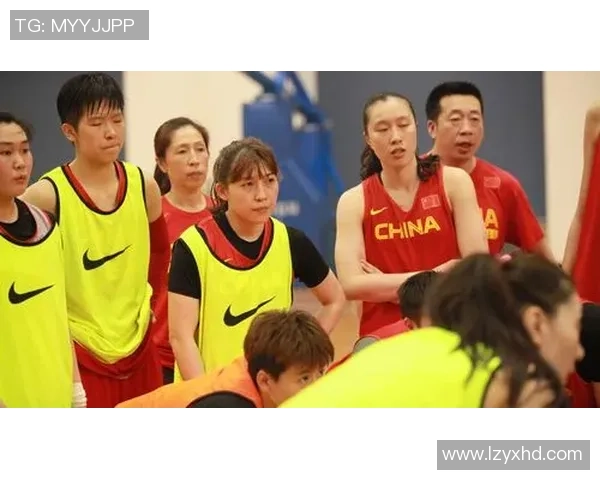 姚明在女篮训练中激励队员们勇敢追梦展现拼搏精神