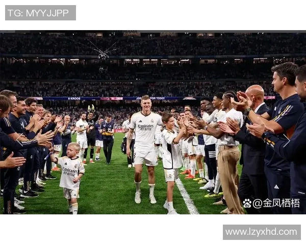 英超激战：拜仁狂胜皇马6比2全场沸腾的瞬间解析