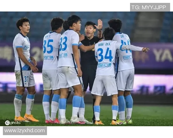 意甲激战波尔图与那不勒斯握手言和争议判罚引发全场热议 意甲激战波尔图与那不勒斯握手言和争议判罚引发全场热议