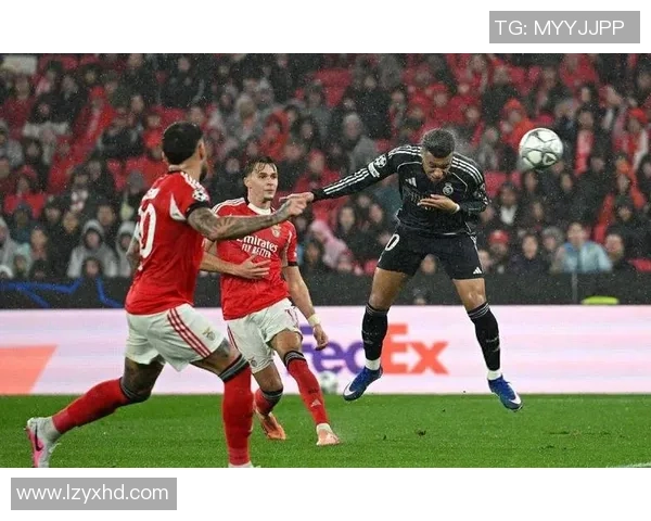 欧冠激战：里昂逆转那不勒斯帽子戏法引爆全场激情时刻回顾